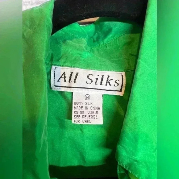 All silks sleeveless button up top - Picture 5 of 6